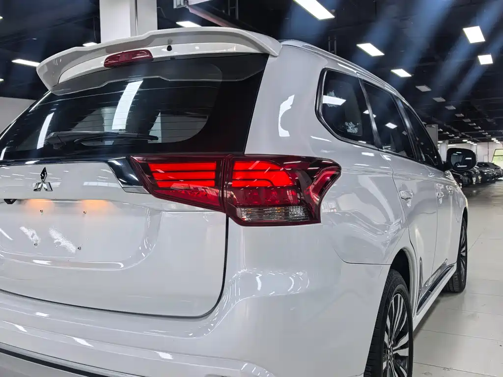 Outlander Facelift 2.0 L 2 WD Smooth Enjoyment 5-seat