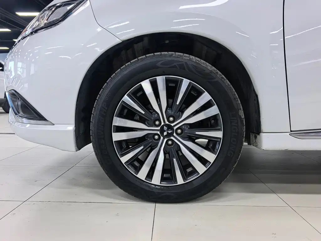 Outlander Facelift 2.0 L 2 WD Smooth Enjoyment 5-seat