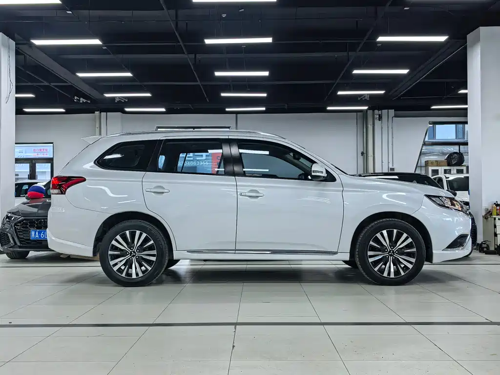 Outlander Facelift 2.0 L 2 WD Smooth Enjoyment 5-seat