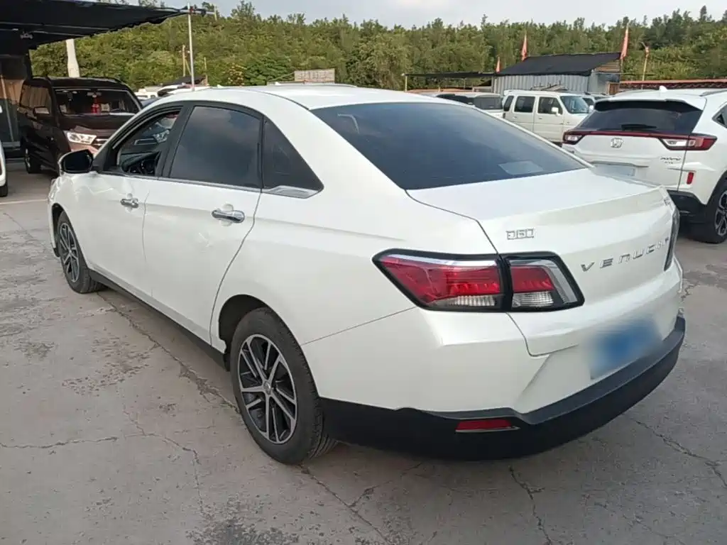 Venucia D60 启辰D60 2019款 十万荣耀 1.6 L XL 手动辰酷版 国VI