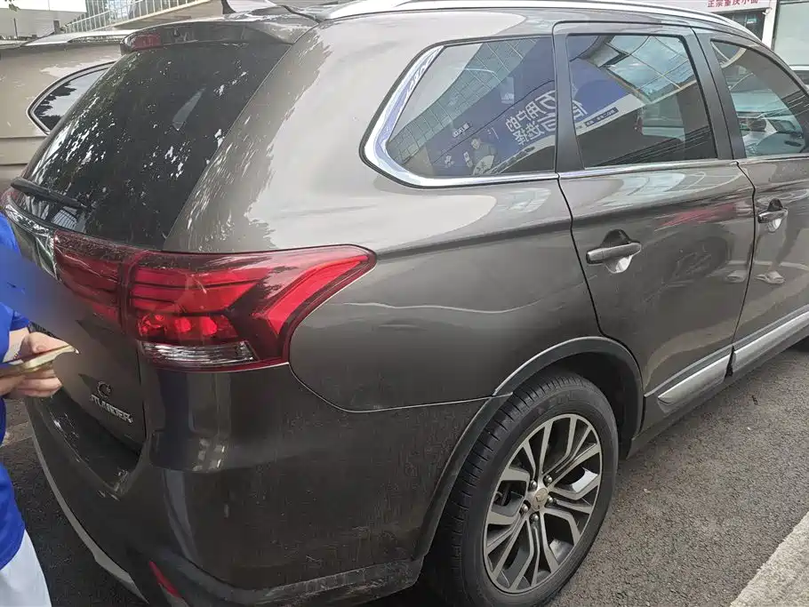 Outlander 2.0 L 2 WD Glory 5-seat