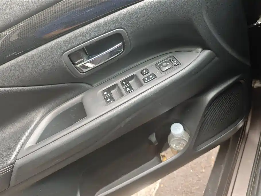 Outlander 2.0 L 2 WD Glory 5-seat
