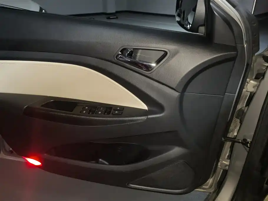 Yuexiang V7 1.6 L Auto Pleasure CN-V