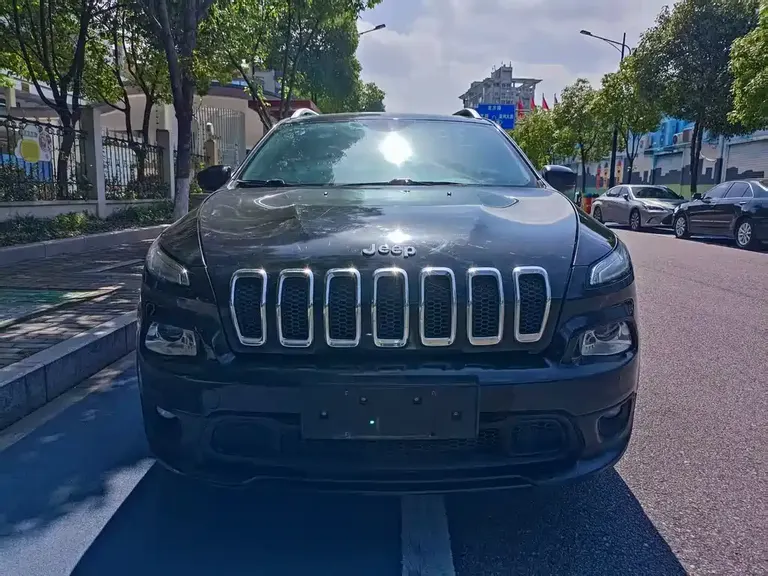 Jeep Cherokee 2.4 L Leading