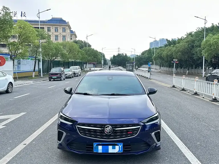 Buick Regal GS 28 T Distinguished