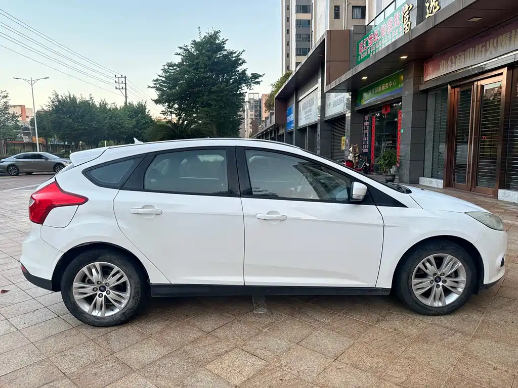 Focus Hatchback 1.6 L Auto Comfort