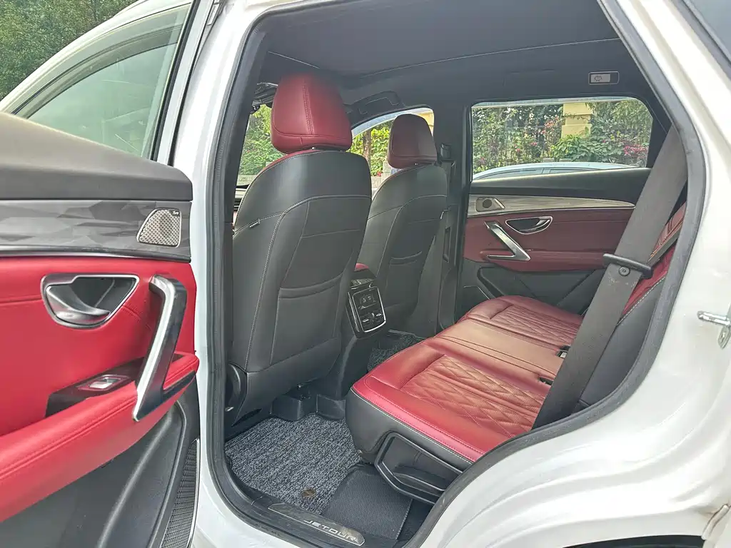Jetour X70 PLUS 1.6 T DCT Strong PLUS 7-seat