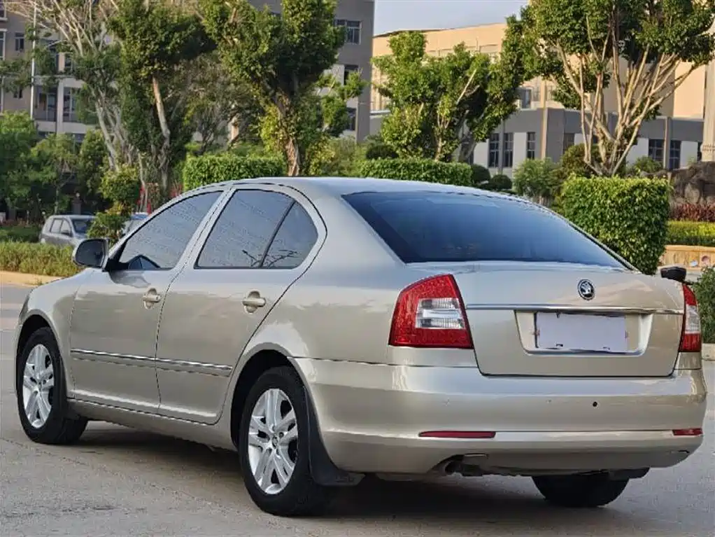 Octavia Classic 1.6 L Auto Yijie