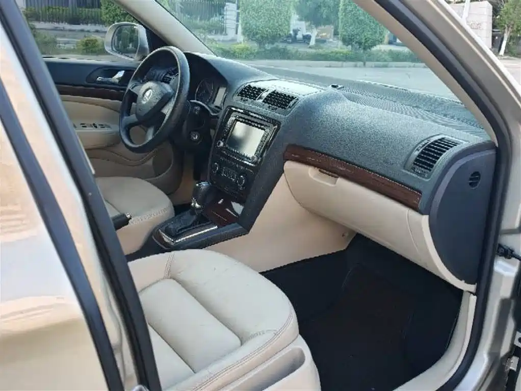 Octavia Classic 1.6 L Auto Yijie