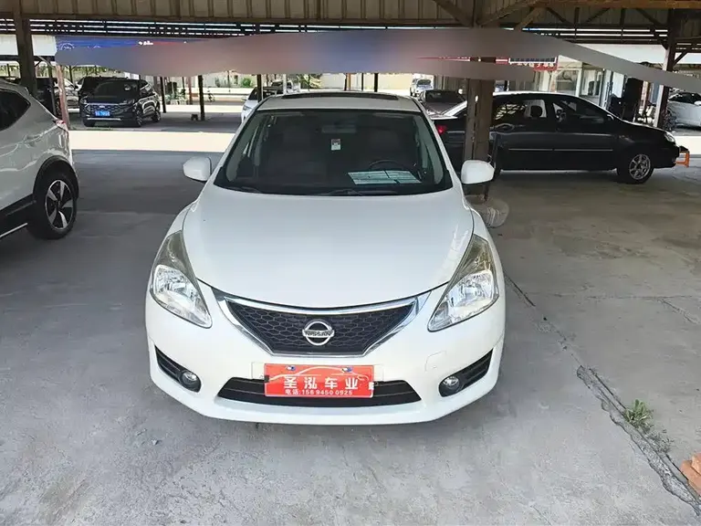 Nissan Tiida 1.6 L CVT Cool Cafe
