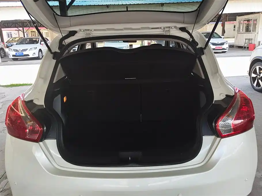 Tiida 1.6 L CVT Cool Cafe