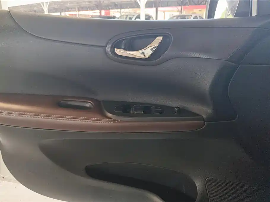 Tiida 1.6 L CVT Cool Cafe