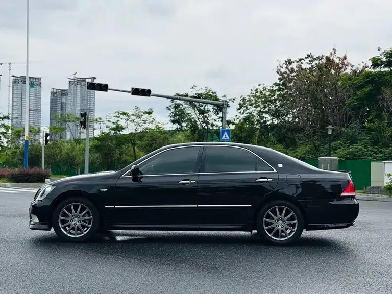 Toyota Crown 3.0 L Royal Saloon Fashion Navigation