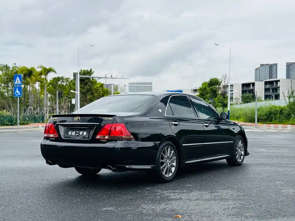 Crown 3.0 L Royal Saloon Fashion Navigation