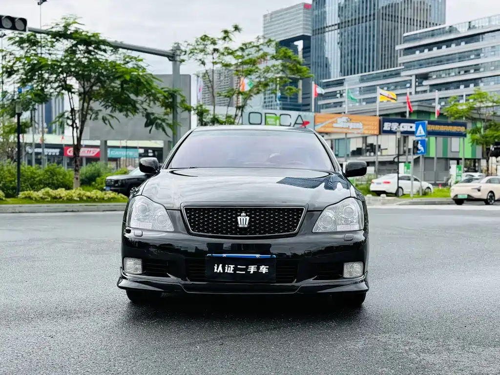 Crown 3.0 L Royal Saloon Fashion Navigation