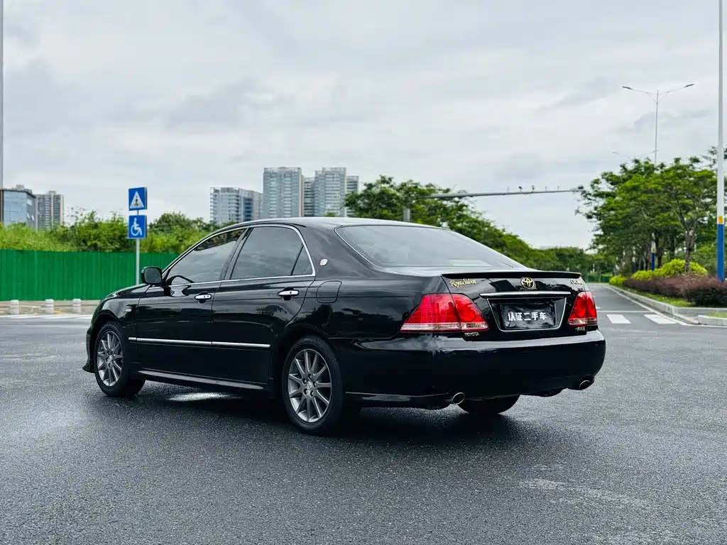 Crown 3.0 L Royal Saloon Fashion Navigation
