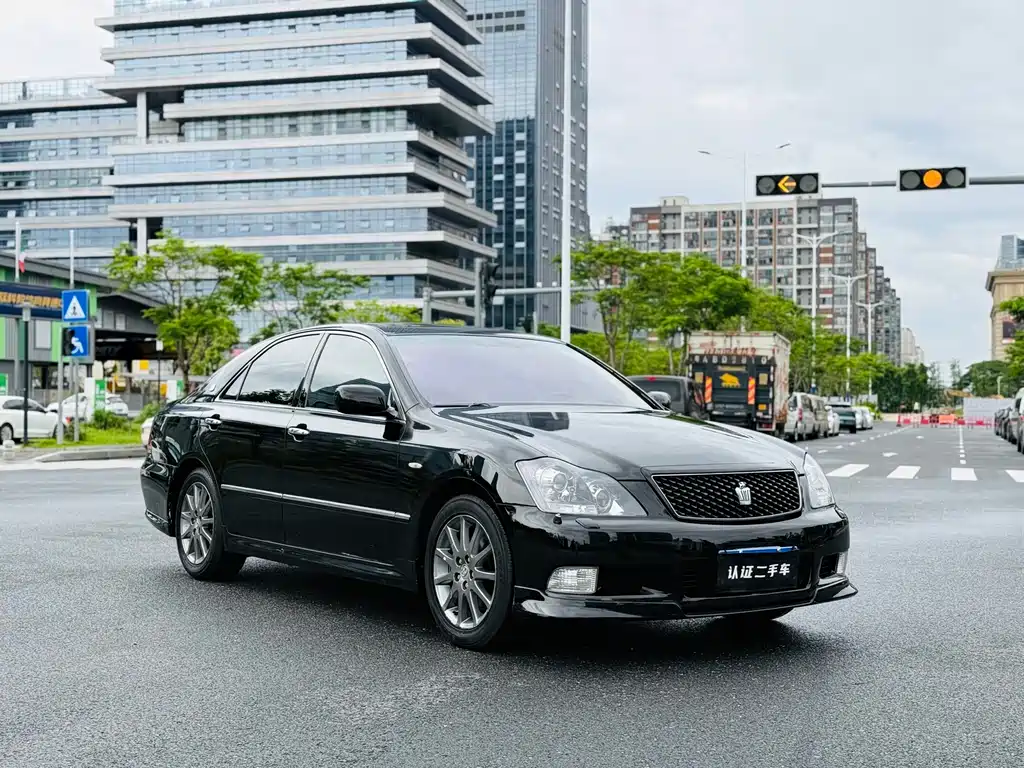 Crown 3.0 L Royal Saloon Fashion Navigation