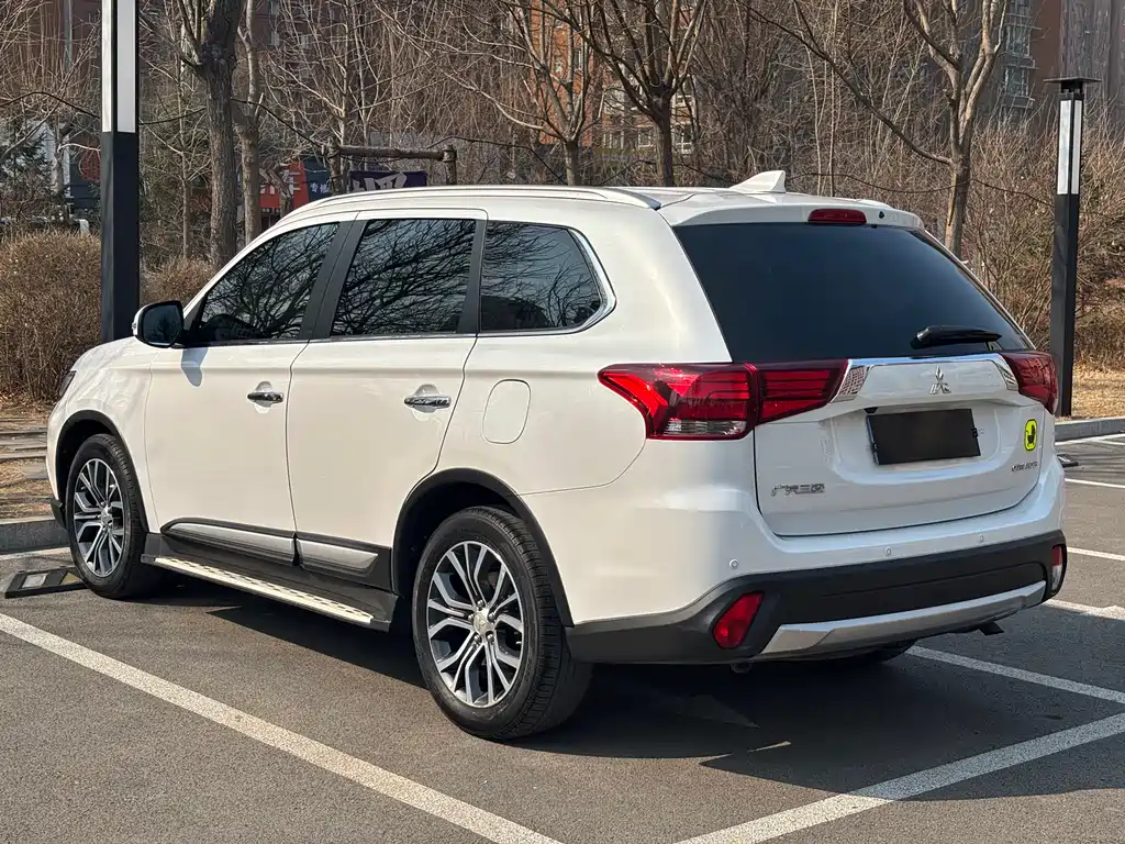 Outlander 2.4 L 4 WD Elite 5-seat