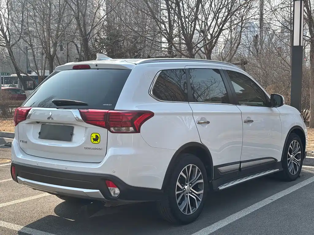 Outlander 2.4 L 4 WD Elite 5-seat