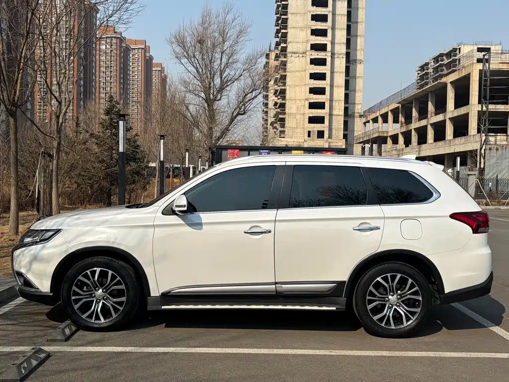 Outlander 2.4 L 4 WD Elite 5-seat