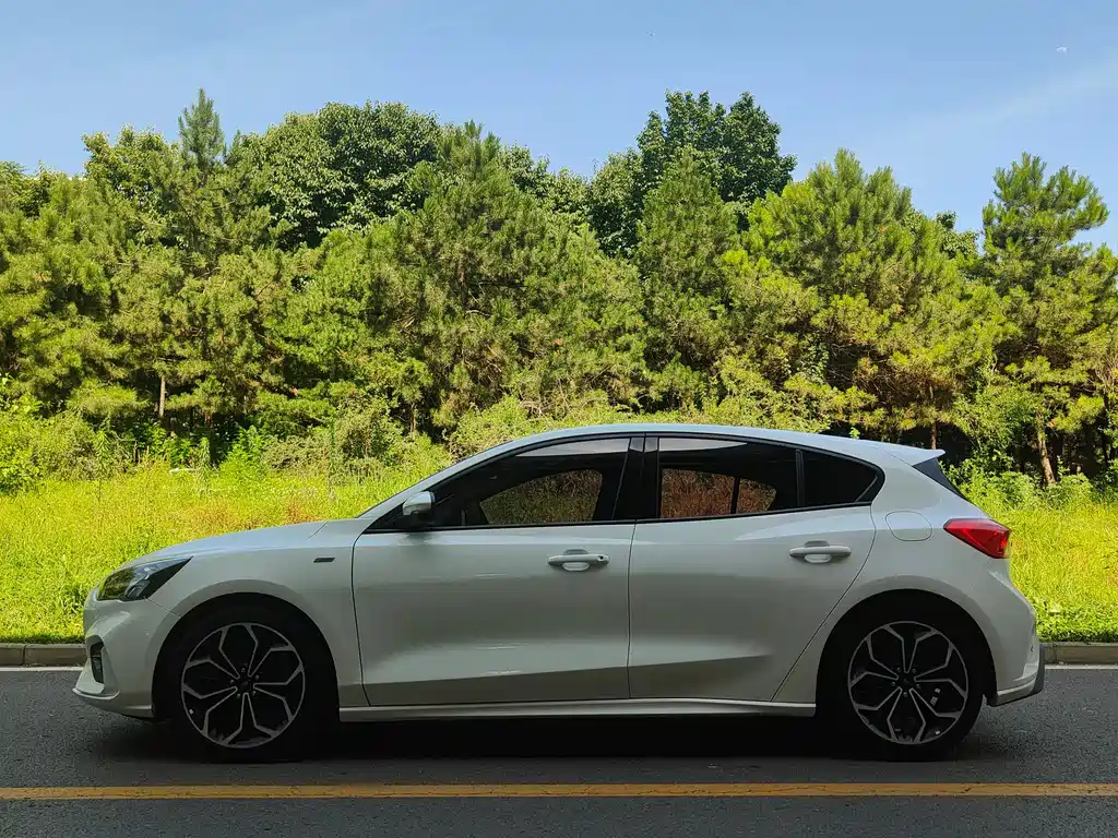 Focus Hatchback EcoBoost 180 Auto ST Line