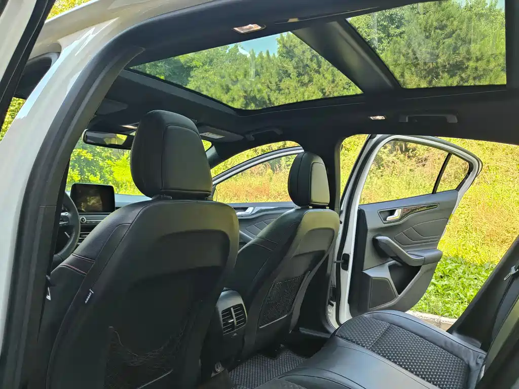 Focus Hatchback EcoBoost 180 Auto ST Line