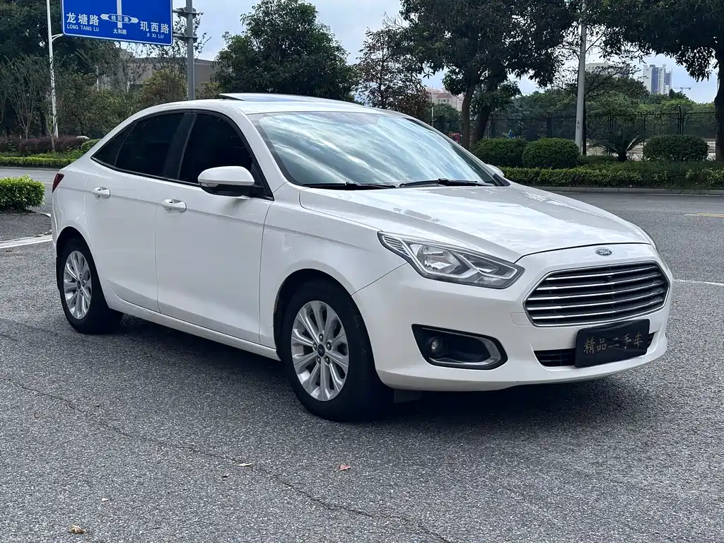 Escort 1.5 L Auto Fashion
