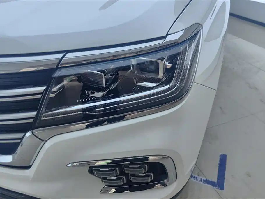 Roewe RX8 30 T 2 WD Outstanding Flagship