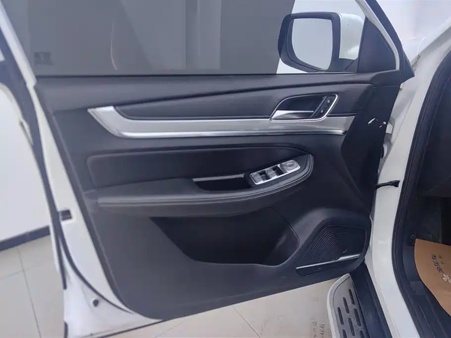 Roewe RX8 30 T 2 WD Outstanding Flagship