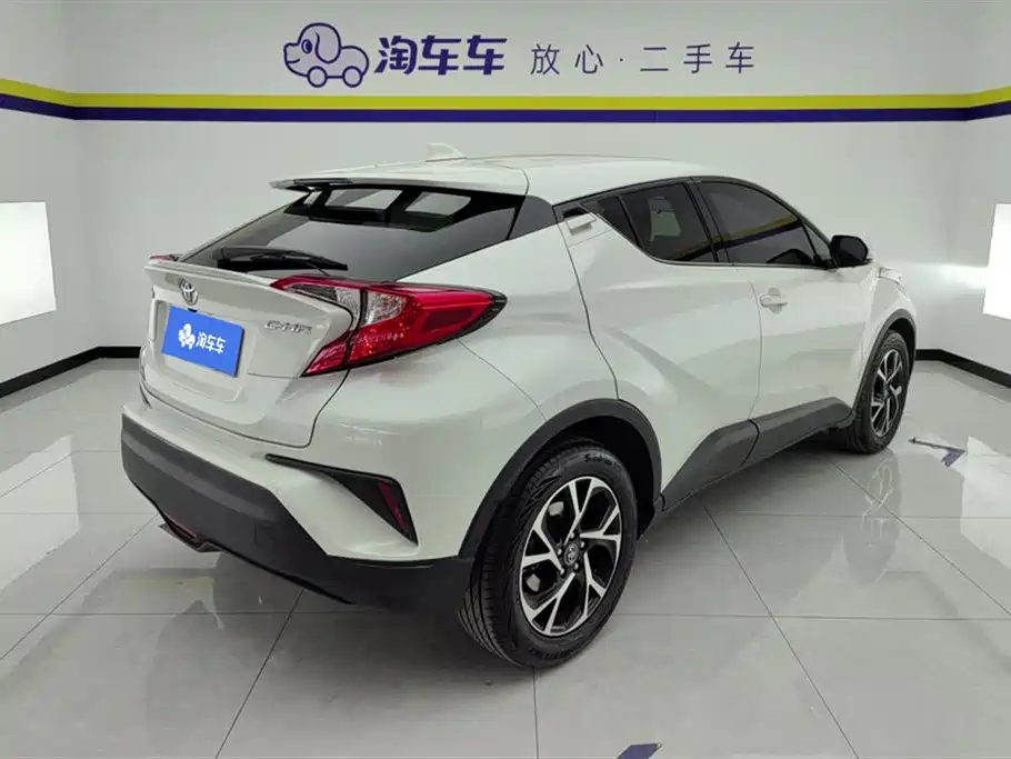 Toyota C-HR 2.0 L Leading Sunroof CN-VI
