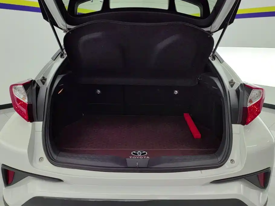 Toyota C-HR 2.0 L Leading Sunroof CN-VI