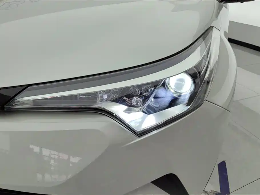 Toyota C-HR 2.0 L Leading Sunroof CN-VI