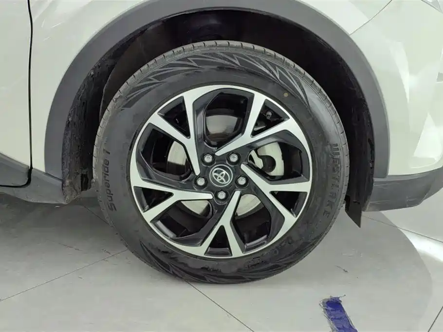 Toyota C-HR 2.0 L Leading Sunroof CN-VI