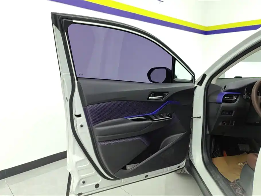Toyota C-HR 2.0 L Leading Sunroof CN-VI