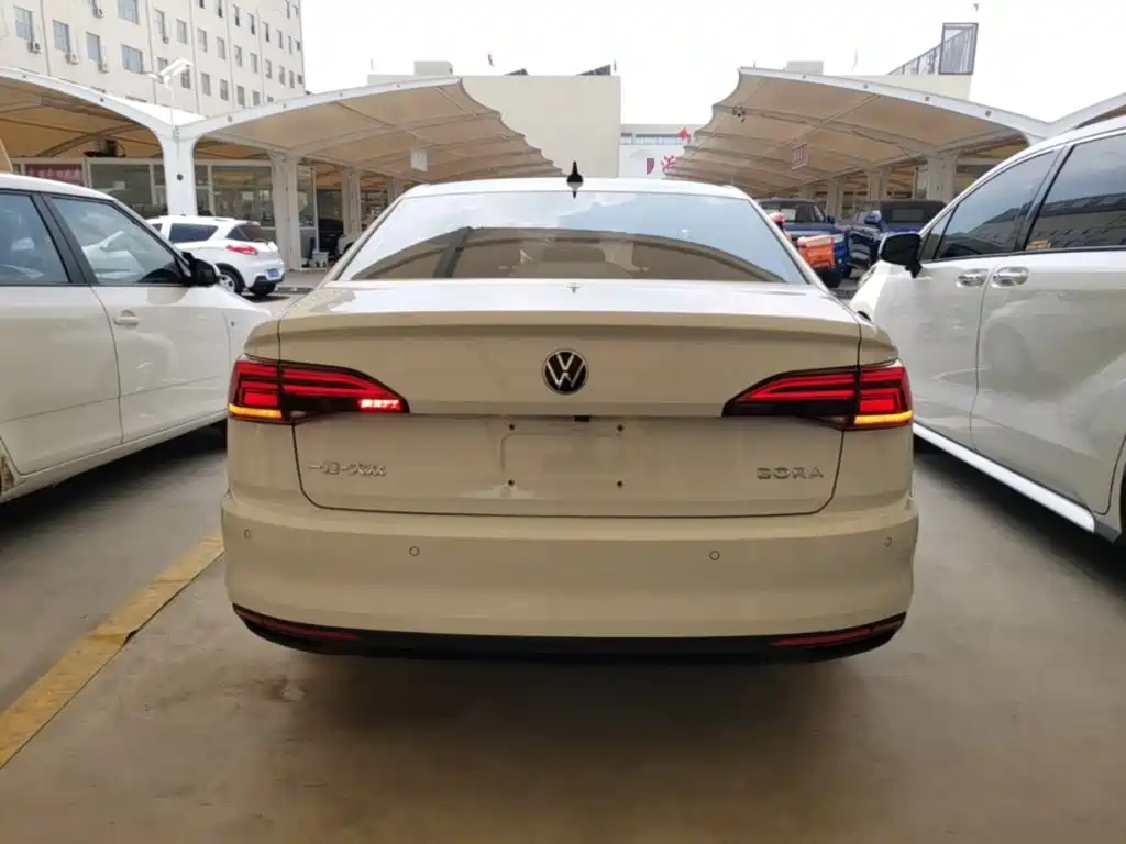 Bora 1.5 L Auto Fashion Connected