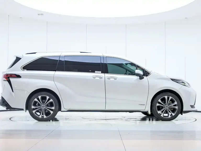 Toyota Granvia 2.5 L Hybrid Distinguished