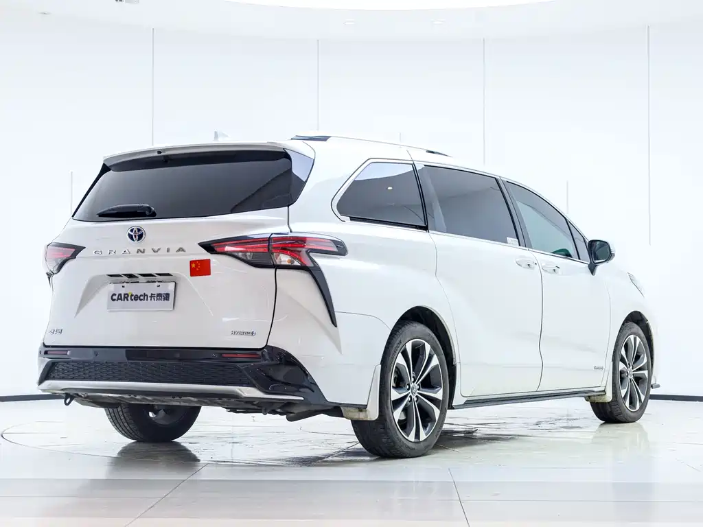 Granvia 2.5 L Hybrid Distinguished