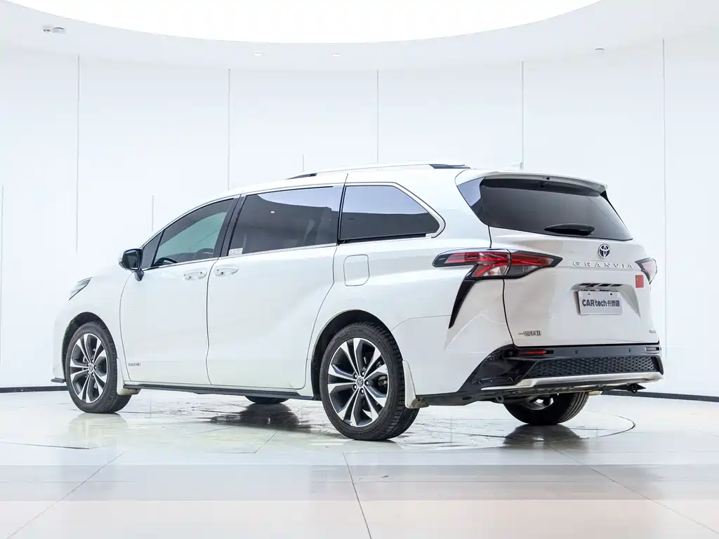 Granvia 2.5 L Hybrid Distinguished