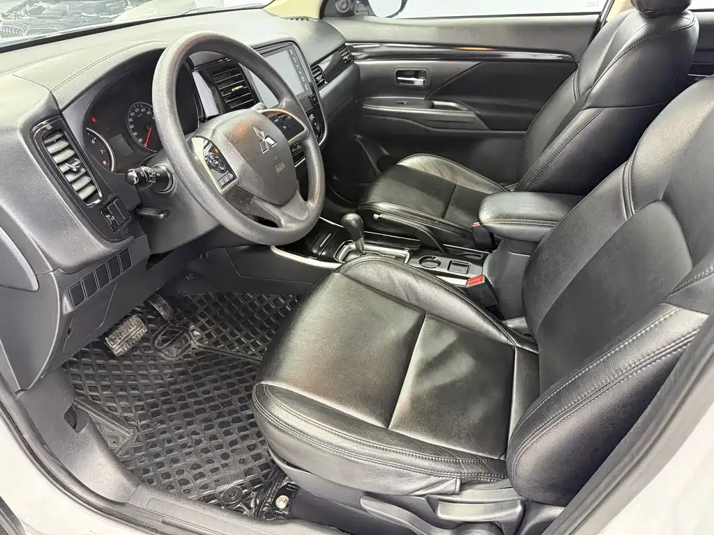 Outlander Facelift 2.0 L 2 WD Smooth Enjoyment 5-seat