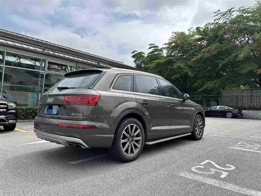 Audi Q7 45 TFSI Tech