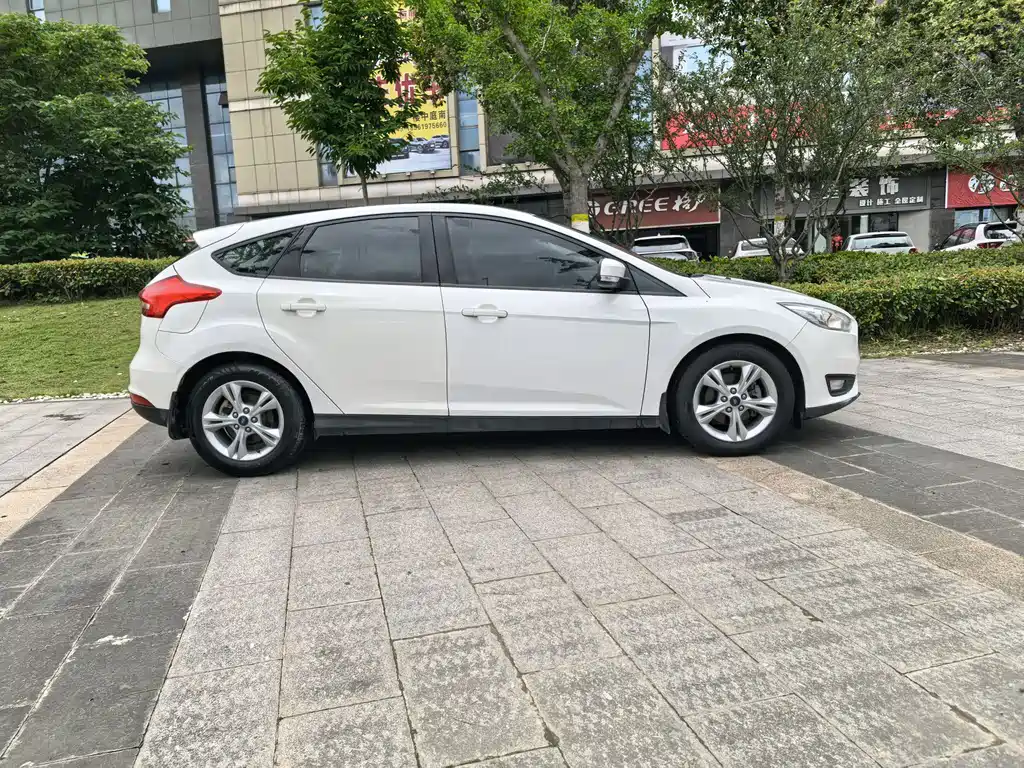 Focus Hatchback 1.6 L Auto Comfort