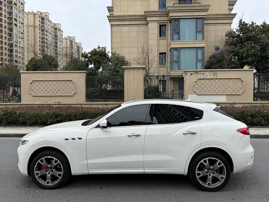 Levante 3.0 T Standard