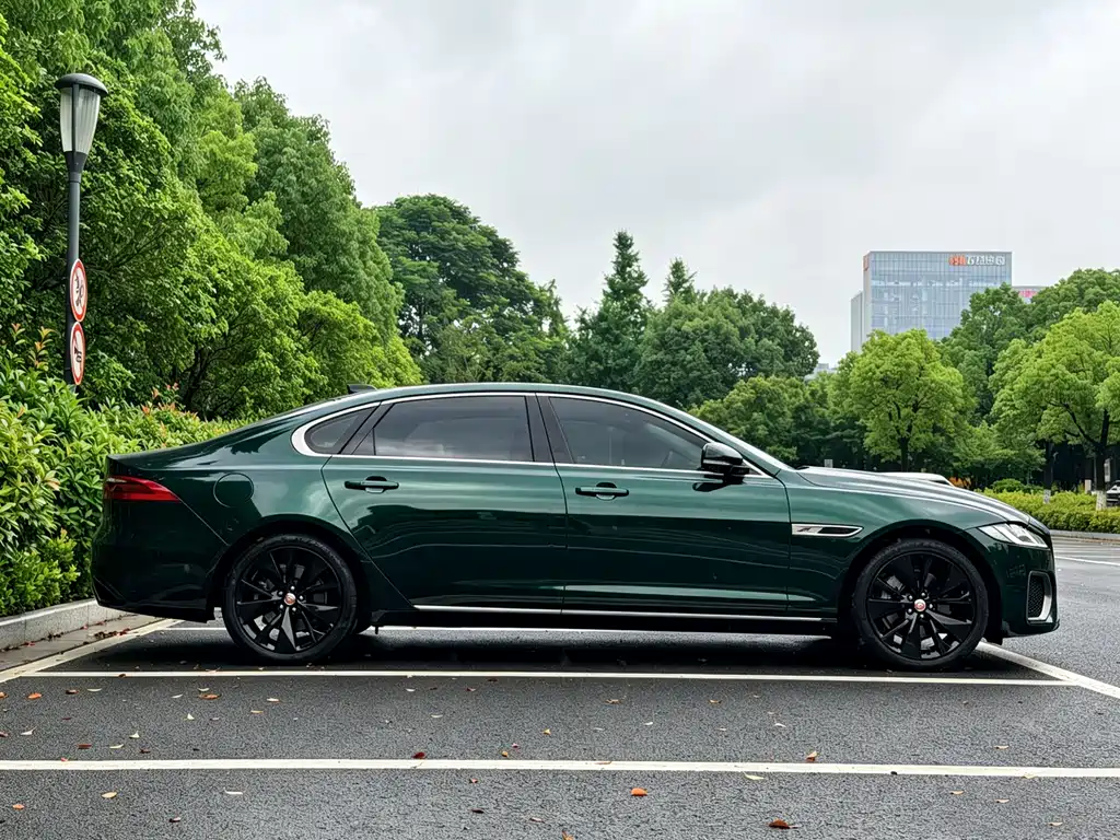Jaguar XFL XFL 2.0 T P250 2 WD Premium Luxury Gilt
