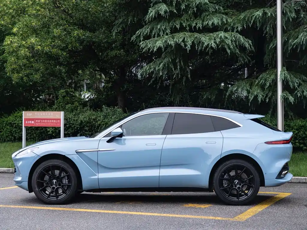 Aston Martin DBX 4.0 T V8