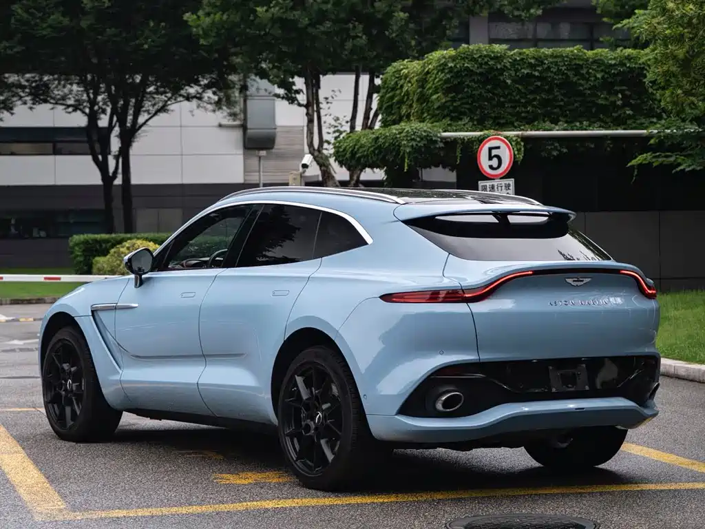 Aston Martin DBX 4.0 T V8