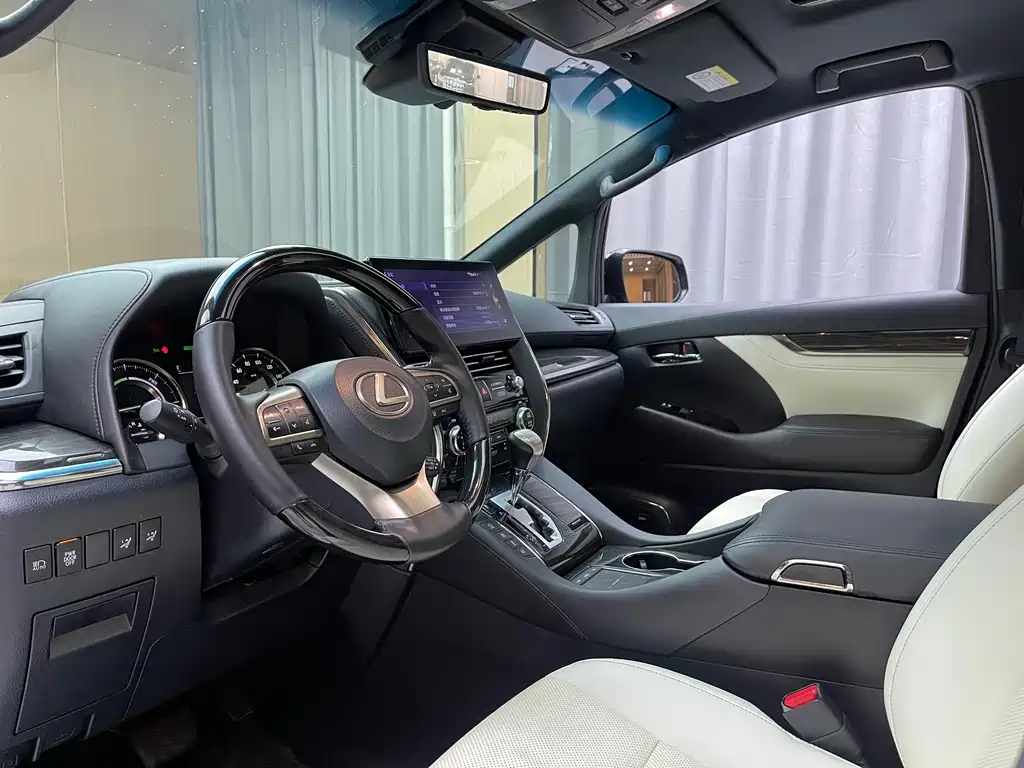 Lexus LM 300 h 4-seat Royal World