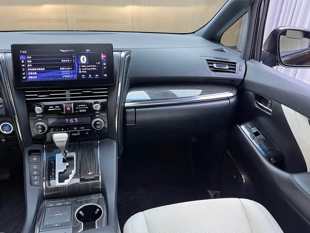 Lexus LM 300 h 4-seat Royal World