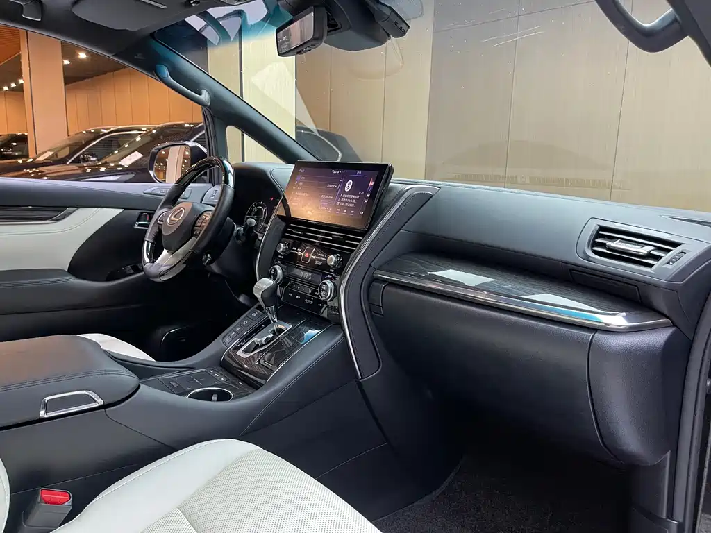 Lexus LM 300 h 4-seat Royal World