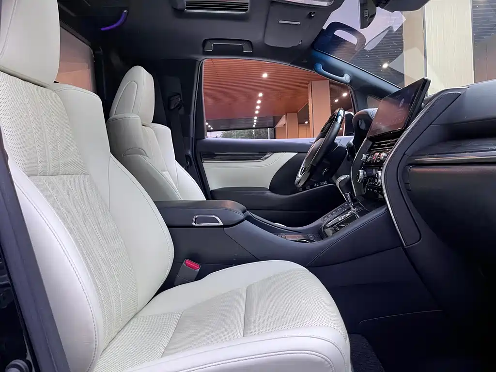 Lexus LM 300 h 4-seat Royal World