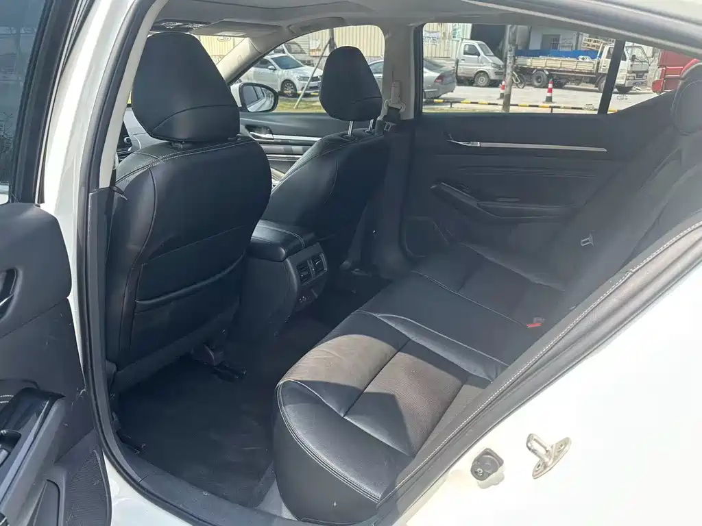 Teana 2.0 L XL Upper Smart Travel